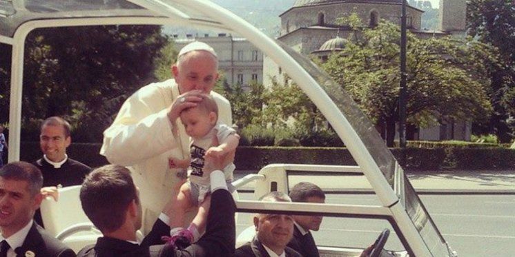 Na putu do Koševa: Papa Franjo blagoslovio i poljubio bebu