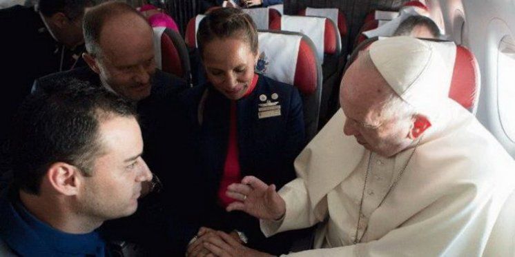 SVE U JEDNOM DANU Papa Franjo prvo vjenčao par u zrakoplovu pa zaustavio papamobil da pomogne policajki paloj s konja
