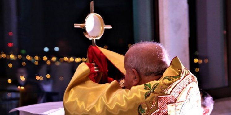 Umirovljeni Krakovski nadbiskup kardinal Stanisław Dziwisz udijelio euharistijski blagoslov cijelome svijetu