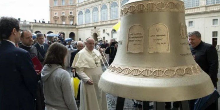 Papa Franjo blagoslovio zvono koje će zvoniti za nerođene