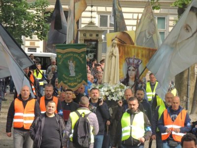 Muškarci molili u Zagrebu drugim gradovima, protivnici krunice ih pokušavali omesti