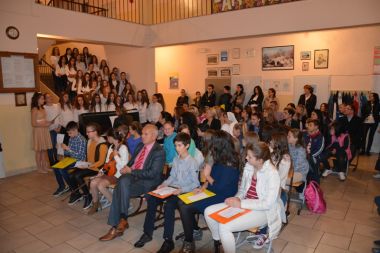 Otvori galeriju Vecer-poezije-OS-Bijakovici4.JPG