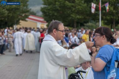 Otvori galeriju uocnica-36-obljetnice-gospinih-ukazanja_16.jpg