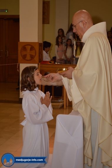 prva-sveta-pricest-u-medugorju_34.jpg