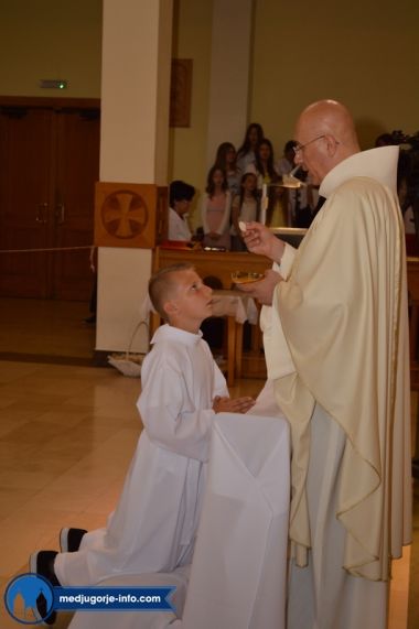 prva-sveta-pricest-u-medugorju_35.jpg