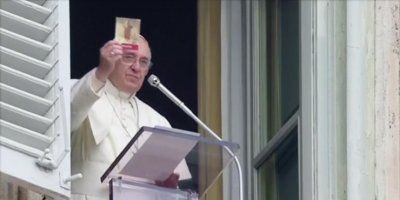 Papa dijelio knjižice molitava i vjerskih istina u Vatikanu, Verbum ih dijeli u knjižarama