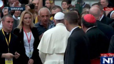 Papa Franjo prišao slijepom čovjeku i blagoslovio ga