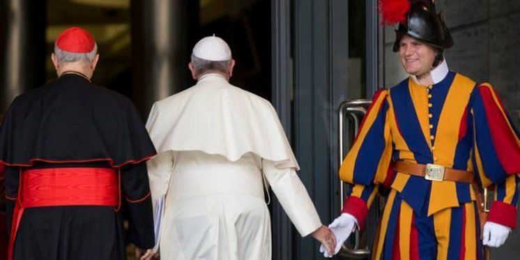 Zanimljiv susret pape Franje i pripadnika švicarske garde