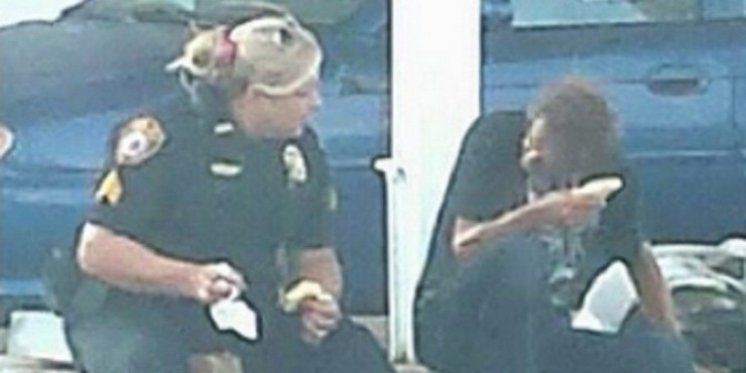 Policajka kupila hranu i s beskućnikom na pločniku podijelila doručak