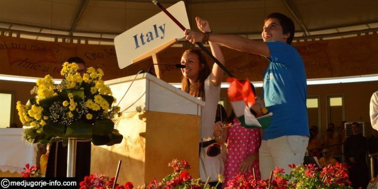 Alcune ragazze italiane riguardo al Festival dei Giovani di Medjugorje