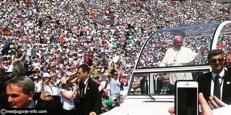 Papa Franjo stigao na Lezbos: Tužno putovanje, izbjeglice nisu brojevi