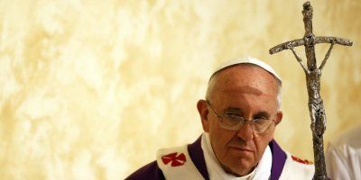 Papa Franjo: Nemoj ići s jednom nogom u svjetlu, a drugom u tami