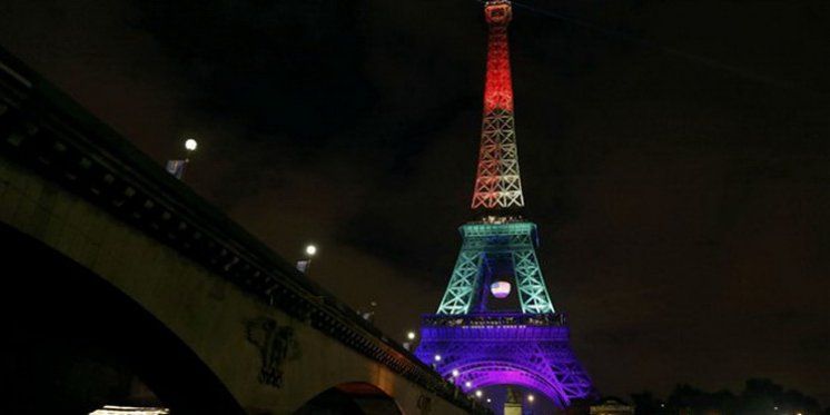 Želite vidjeti simbol Pariza u hrvatskim bojama?