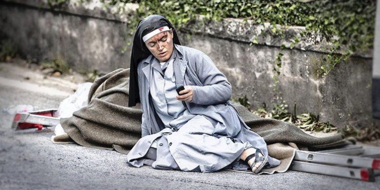 La historia de la foto de la monja que sobrevivió al terremoto en Italia