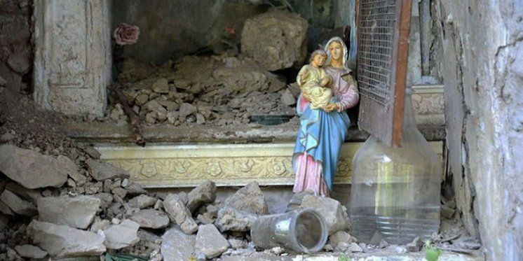 Statua della Madonna resta intatta a Pescara del Tronto dopo il terremoto