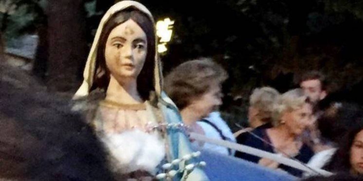 Una statua della Madonna sta lacrimando sangue alle porte di Roma.