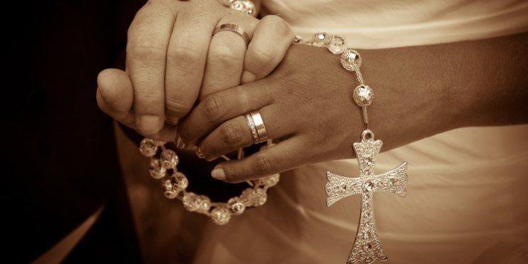 Zgroženi svećenik o vjenčanjima u Dalmaciji: U crkvu donose rakiju, mladenke dolaze polugole, pijani se dovikuju, a nakon obreda skroz podivljaju...