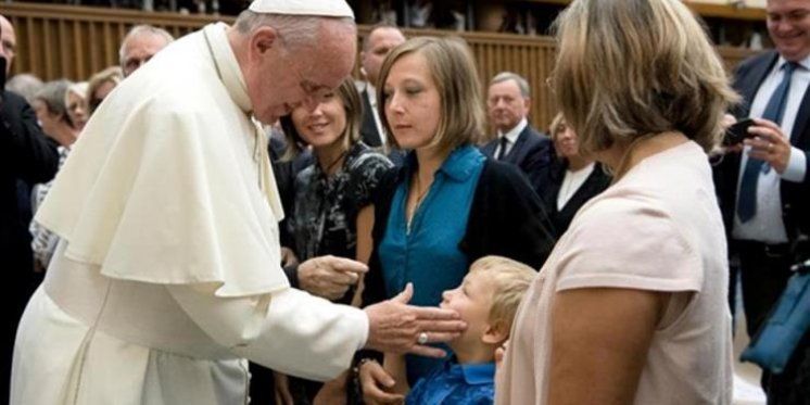 Papa s rodbinom žrtava i preživjelima iz terorističkog napada u Nici