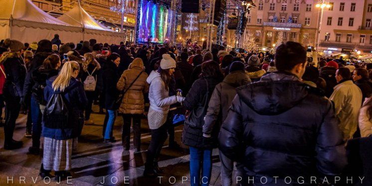 Pogledajte kako je nekoliko tisuća ljudi na Trgu bana Jelačića uživalo u nezaboravnom koncertu duhovne glazbe