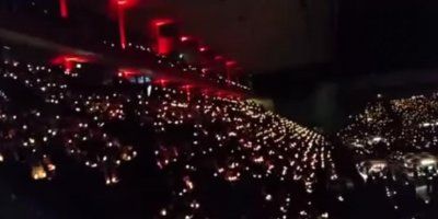 (VIDEO) PREKRASNE SCENE IZ BERLINA: Trideset tisuća navijača pjevalo je božićne pjesme i poslalo poruku protiv terorizma