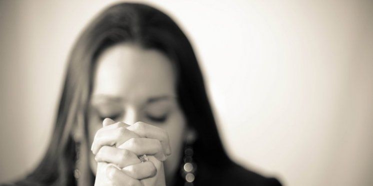 Jedna mlada žena moli za tebe!