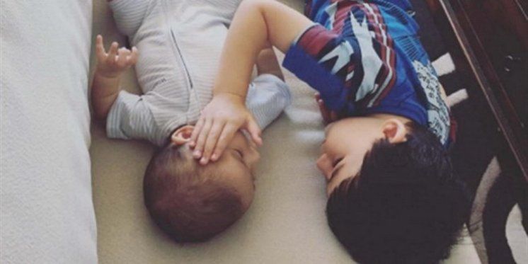 Dječak tješi brata koji ima samo 4 mjeseca, priča iza ove fotografije rasplakala je svijet