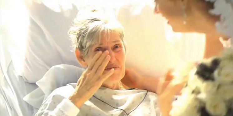 (VIDEO) Bolesna baka nije mogla doći na vjenčanje svoje unuke, onda su oni  došli k njoj