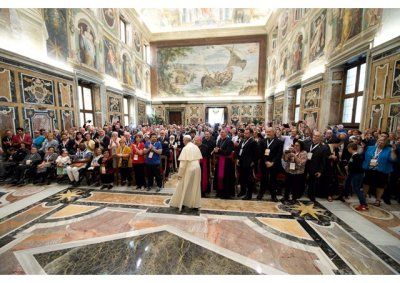 Djecu s  Downovim sindromom, papa Franjo nije odvojio nego pozvao k sebi - odmah uz oltar