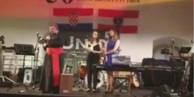 (VIDEO)  Nadbiskup Vinko Puljić uzeo mikrofon i oduševio Hrvate u Austriju izvedbom &#039;Tebi majko misli lete&#039;