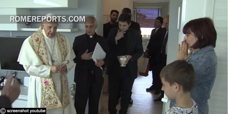 [VIDEO] U blagoslov kuća umjesto župnika nenajavljeno došao papa Franjo