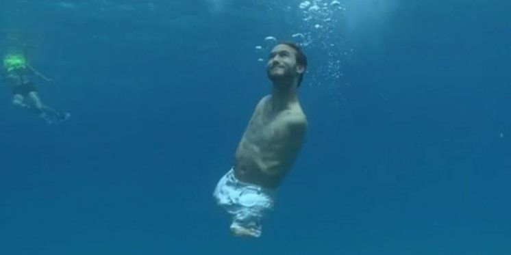 Ovo je Nick Vujicic - Rođen je bez ruku i nogu, i zna plivati!