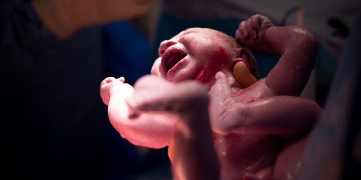 La mamma muore durante il parto… ma poi accade un miracolo sorprendente