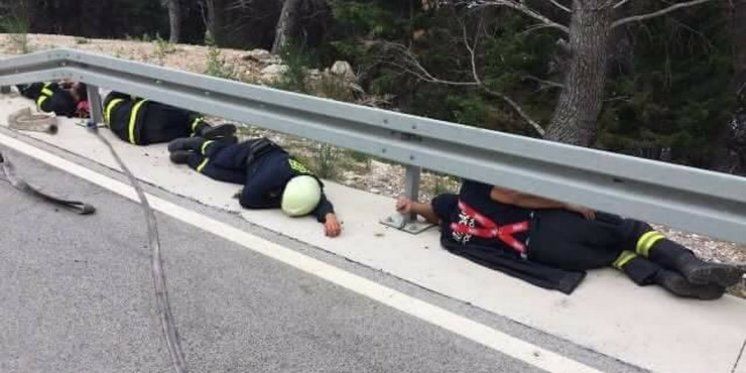 SLIKA GOVORI VIŠE OD TISUĆU RIJEČI Vatrogasci umorni od intervencije, zaspali pored ceste