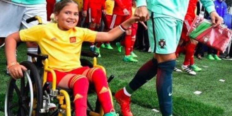 RONALDO: Djevojčicu u invalidskim kolicima stavio ispred sebe, poljubio i poklonio joj trenirku