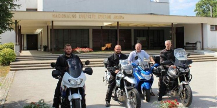 Trojica splitskih svećenika na motorima putuju Hrvatskom