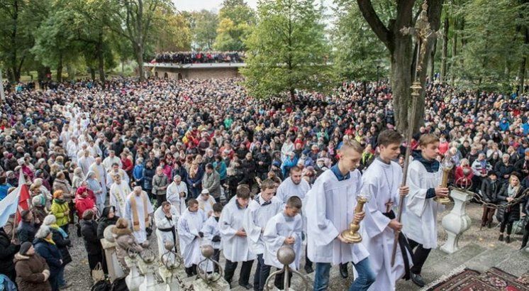 Čudesan prizor: Milijuni Poljaka molili krunicu za spasenje Poljske i svijeta na granici dugoj više od 3 tisuće kilometara