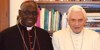 Benedikt XVI: S kardinalom Sarahom, učiteljem tišine i nutarnje molitve, liturgija je u dobrim rukama