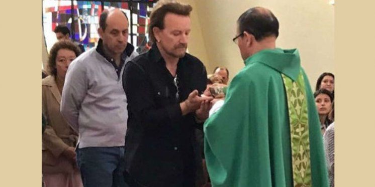 Bono Vox pojavio se na nedjeljnoj misi u Bogoti, došao je sam, molio u tišini i pričestio se