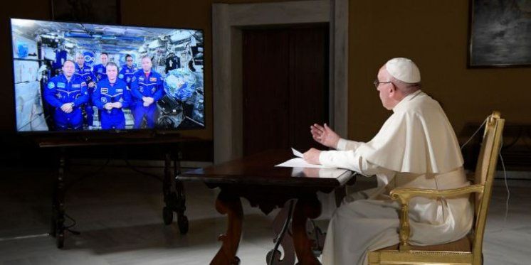 &#039;Zemlja je krhka, gledate je Božjim očima&#039;: papa Franjo razgovarao s astronautima u svemiru 