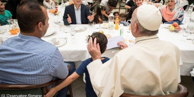 Papa Franjo u nedjelju će ručati s 1500 siromašnih osoba