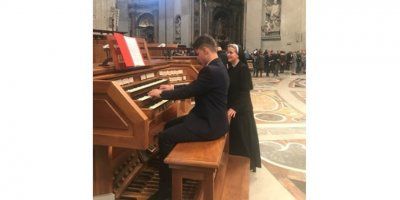 15-godišnji sjemeništarac Petar Kolak iz Uskoplja svirao je u bazilici Svetog Petra u Rimu dvije kompozicije hrvatskih skladatelja nakon euharistijskog slavlja na Prvi svjetski dan siromašnih.