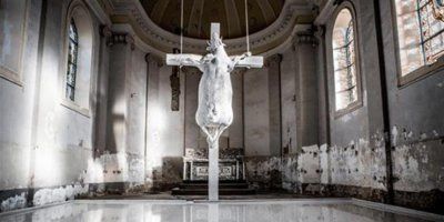 Blasfemija u belgijskoj crkvi: Umjetnik razapeo kravu ispred oltara