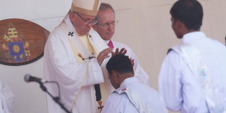 Papa Franjo za vrijeme misnog slavlja zaredio 16 svećenika