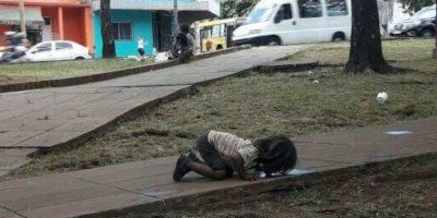 Fotografija djevojčice koja pije vodu sa poda šokirala je svijet