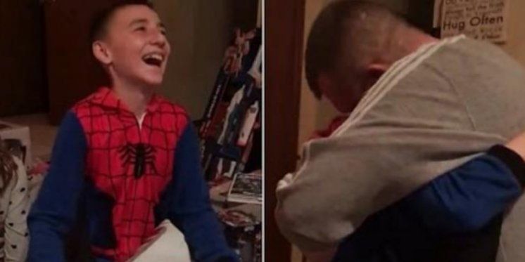 Video dječaka koji plače od sreće jer je za Božić dobio uokvirenu potvrdu o posvojenju i vas će malo rasplakati