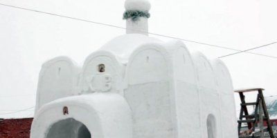 IZAZOV VJERE Izgradio bajkovitu kapelu od snijega jer nije imao gdje moliti