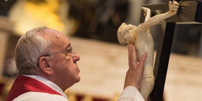 Papa Franjo u Angelusu: Ne zaboravite gledati križ, gledati unutra i vidjeti Isusa, razmatrati Njegove rane