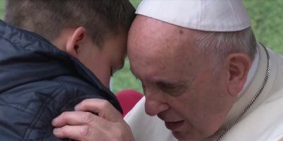 Papa utješio uplakanog dječaka: “ Je li je moj tata, ateist, na nebu?”