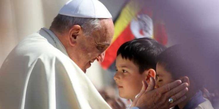 Papa Franjo: Društvo treba štititi djecu od opasnosti virtualnog svijeta