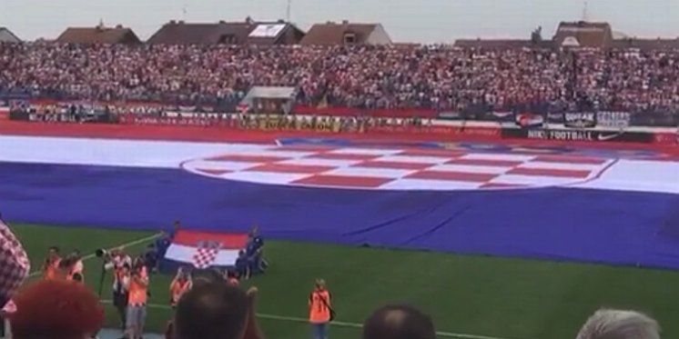 (VIDEO) POGLEDAJTE NAJVEĆU ZASTAVU IKAD RAZVIJENU NA HRVATSKIM TRAVNJACIMA Sjajna atmosfera u Gradskom vrtu: Više od 18 tisuća navijača pozdravilo Vatrene